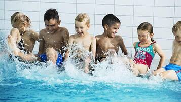 Un grupo de niños en una piscina.