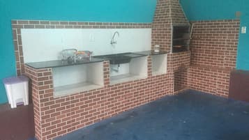 Habitación cuádruple estándar | Baño | Regadera, amenidades de baño gratuitas, toallas