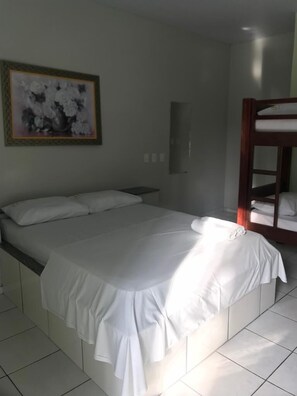 Habitación cuádruple estándar | Minibar, wifi gratis, ropa de cama