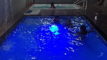 2 outdoor pools, pool loungers