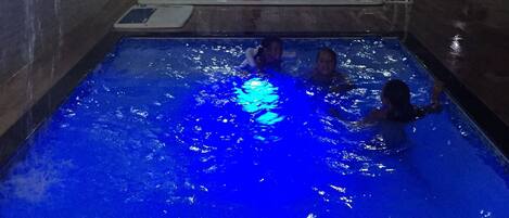 2 piscines extérieures, chaises longues