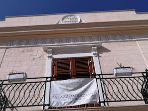 A building facade with a sign reading "Palazzo Graziano Guest House" and a telephone number. - Palazzo Graziano (Terrasini)