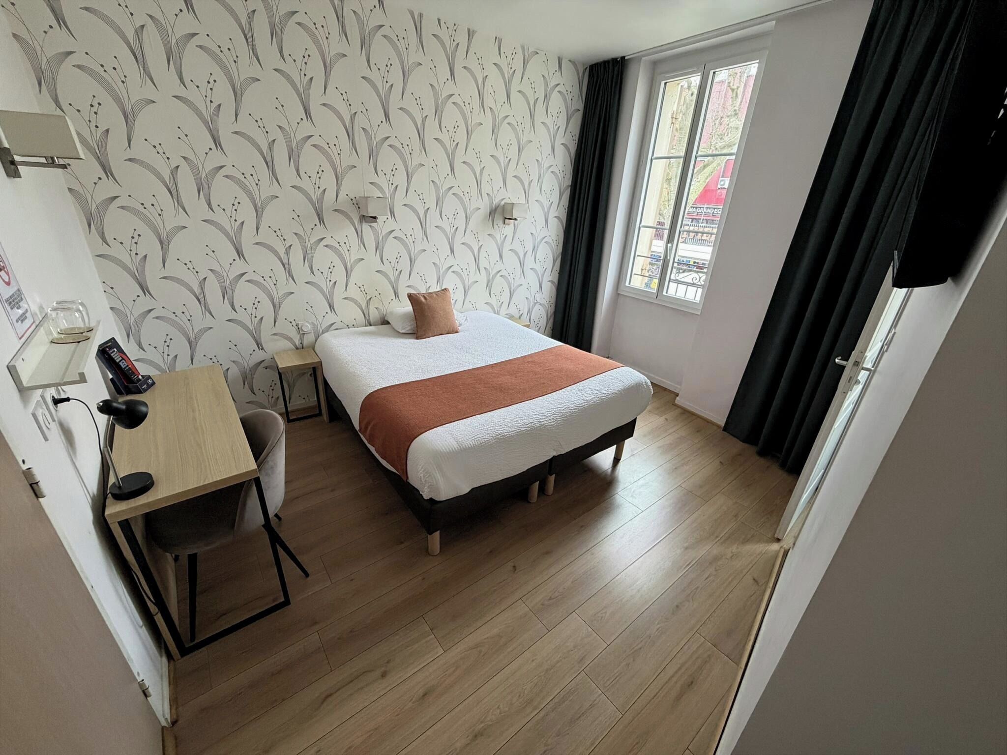 Superior Double Room | Desk, soundproofing, iron/ironing board, free WiFi