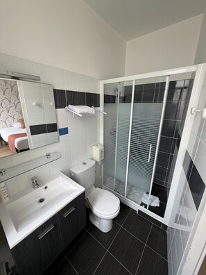 Superior Double Room | Bathroom | Free toiletries, hair dryer, towels - Hotel Des Platanes (Villeneuve-sur-Lot)