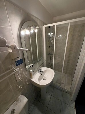 Standard Room | Bathroom -  Contact Hôtel les Platanes Villeneuve sur Lot Centre (Villeneuve-sur-Lot)