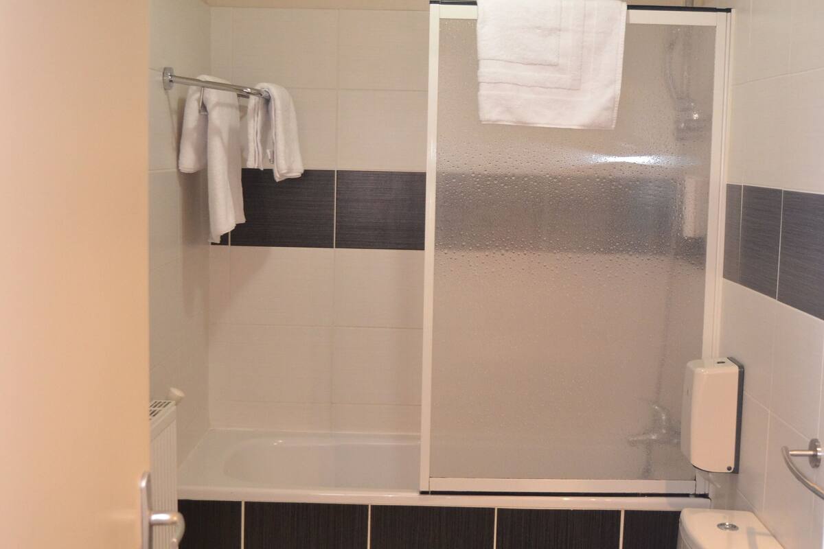 quadruple room | bathroom | free toiletries, hair dryer, towels