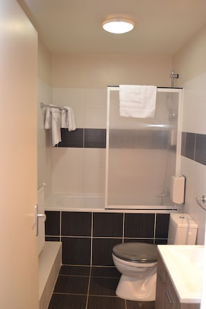 Quadruple Room | Bathroom
