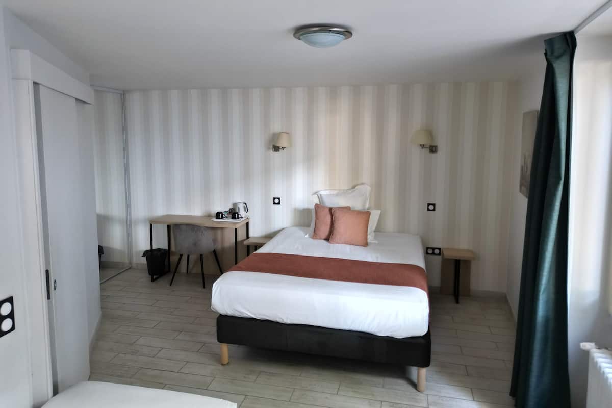 Triple Room | 1 bedroom, desk, soundproofing, iron/ironing board