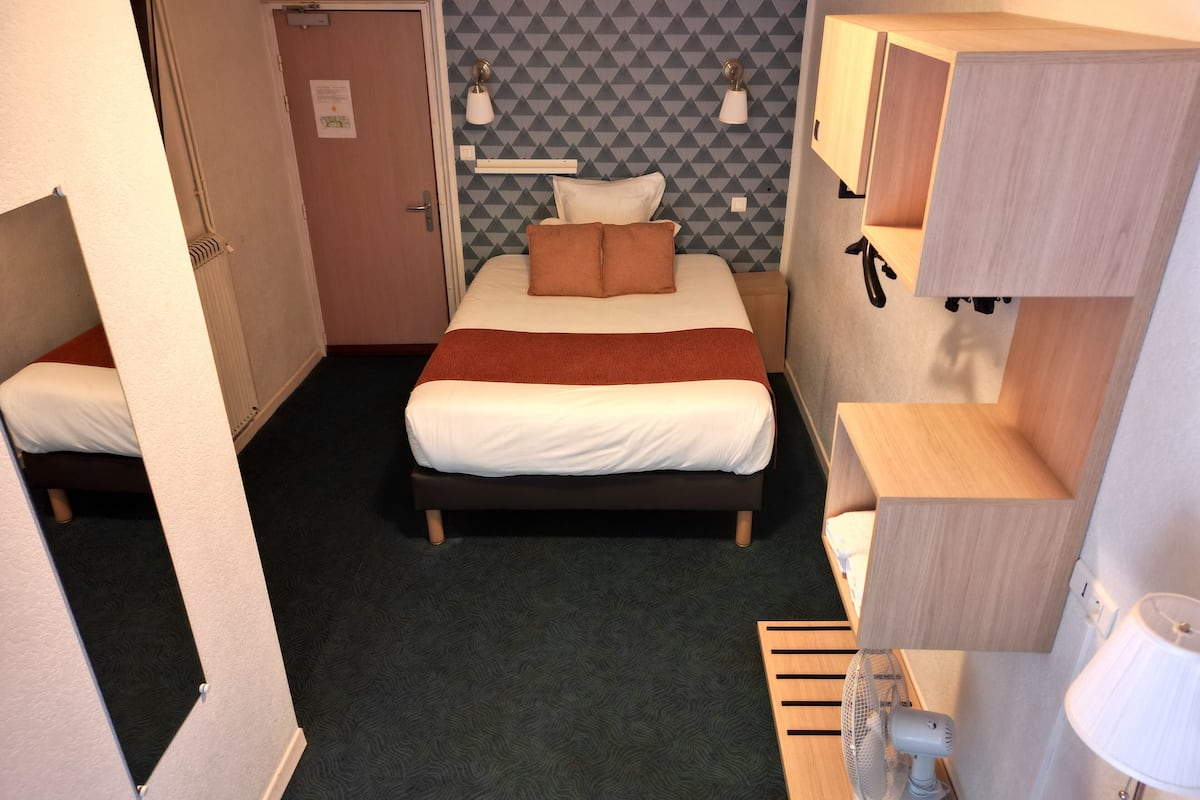 Standard Room | 1 bedroom, desk, soundproofing, iron/ironing board