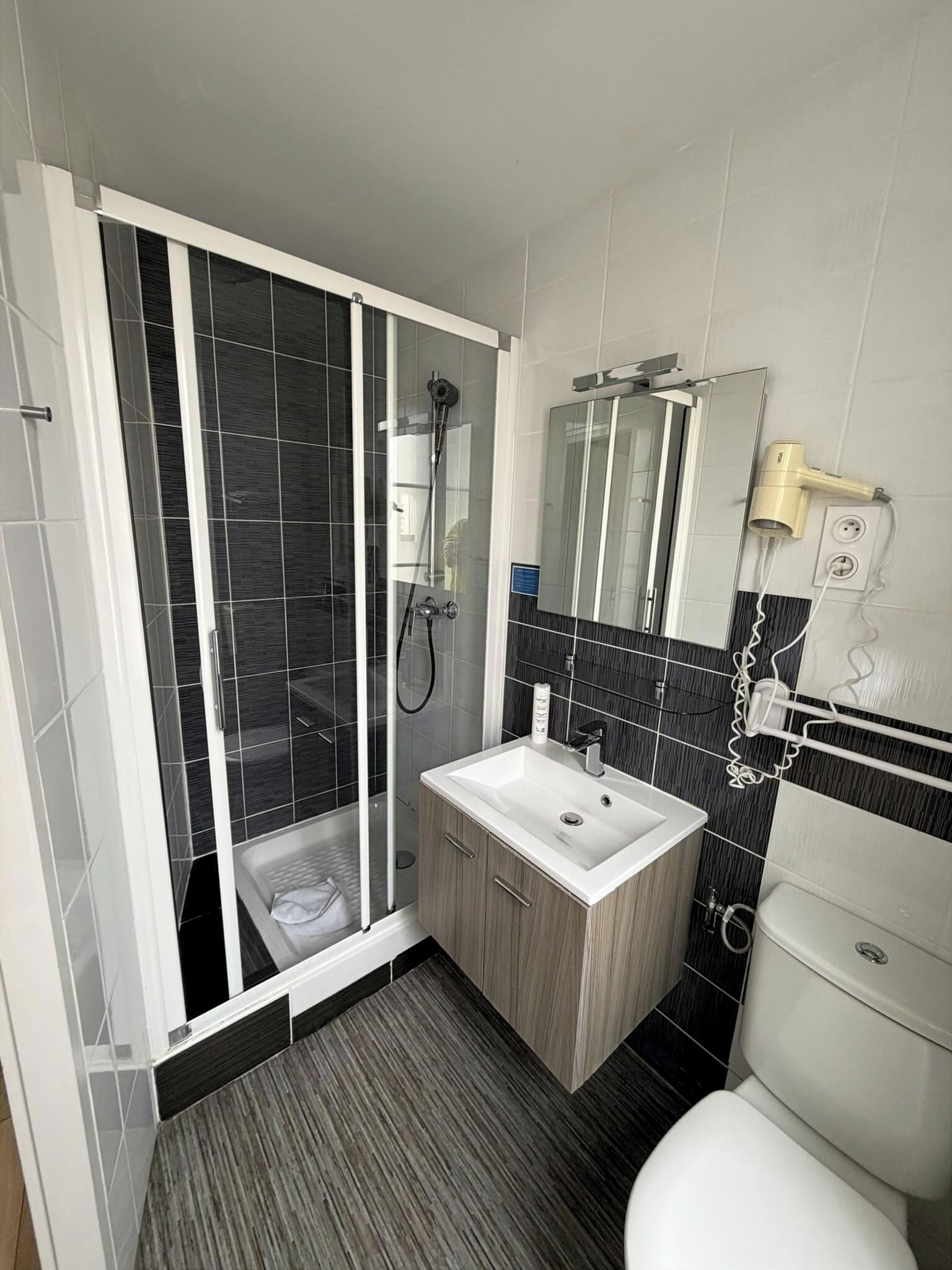 Suite familiar | Baño | Amenidades de baño gratuitas, secadora de cabello, toallas 