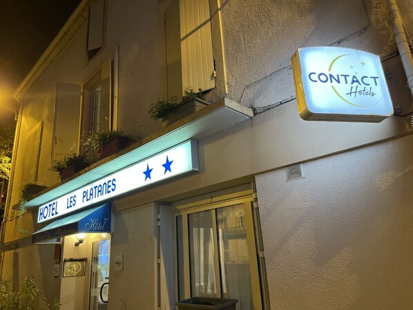 Front of property - Hotel Des Platanes (Villeneuve-sur-Lot)
