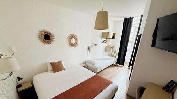 A hotel room with two beds, a desk, a TV, and a window with curtains. -  Contact Hôtel les Platanes Villeneuve sur Lot Centre (Villeneuve-sur-Lot)