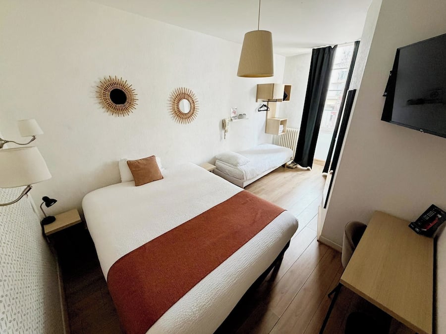 Triple Room | Desk, soundproofing, iron/ironing board, free WiFi