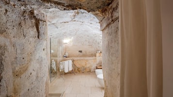 Junior Suite | Bathroom | Shower, free toiletries, hair dryer, towels
