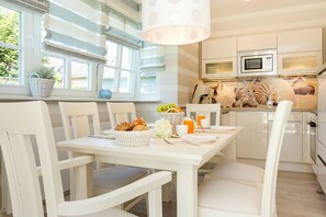 House, 3 Bedrooms, Sauna (Zingster Perle I - Bahnhofstr. 24) | In-room dining - Ferienhäuser Zingster Perlen & TraumZeit (Zingst)