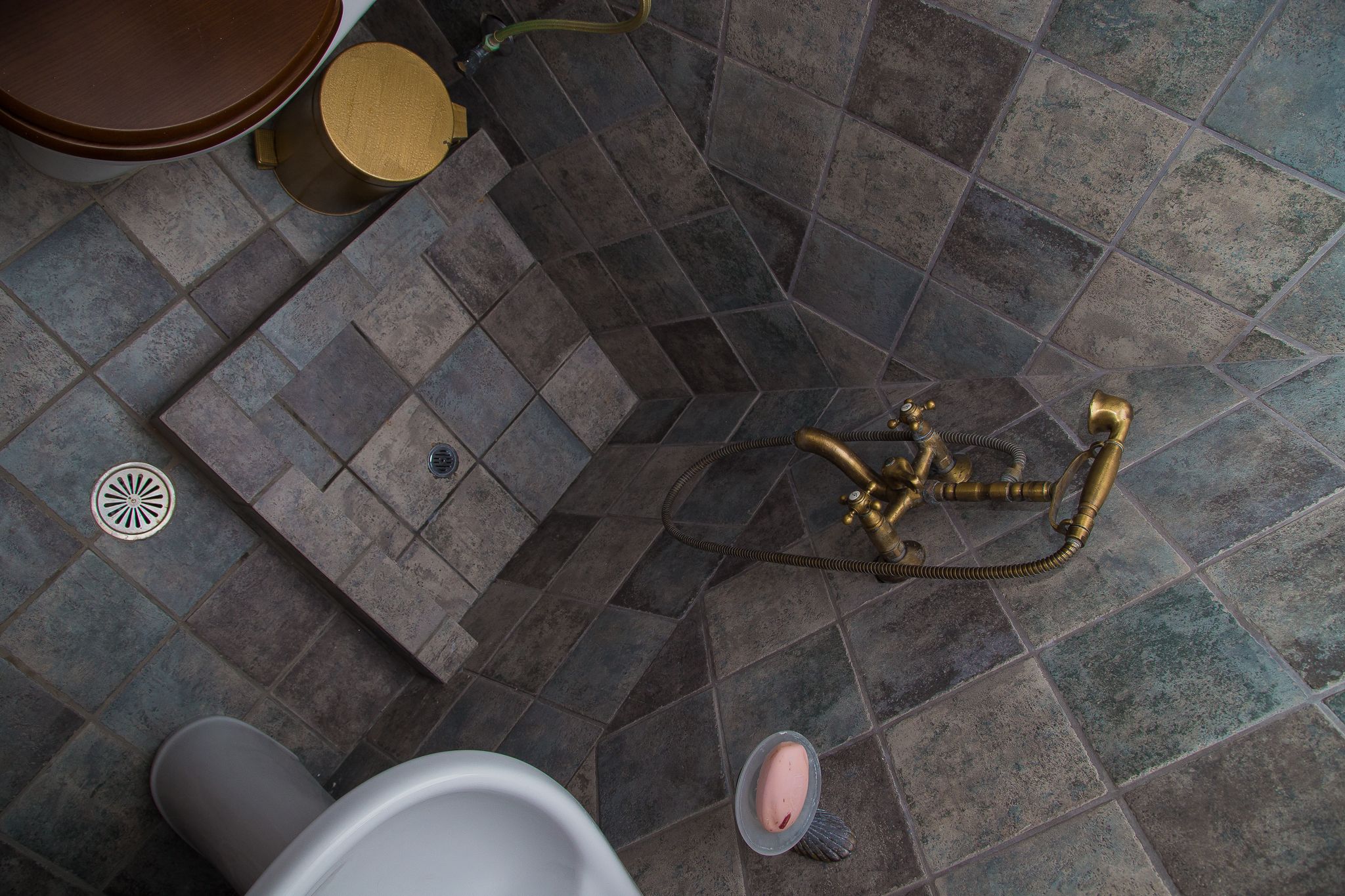Une salle de bain comprenant un espace douche, des toilettes et un lavabo.
