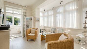 Apartment, 2 Schlafzimmer, Sauna (Sommerwind) | Wohnbereich | Flachbildfernseher
