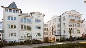 Una hilera de edificios blancos con los letreros 'FREIA' y 'FRIGGA', que indican nombres de hoteles.
