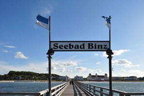 A pier with a sign reading "Seebad Binz" under a clear sky. - Villa Frigga & Villa Freia (Binz)