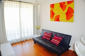 Apartamento standard, 1 quarto, sacada | Sala de estar | TV de tela plana 32 polegadas com canais a cabo, TV