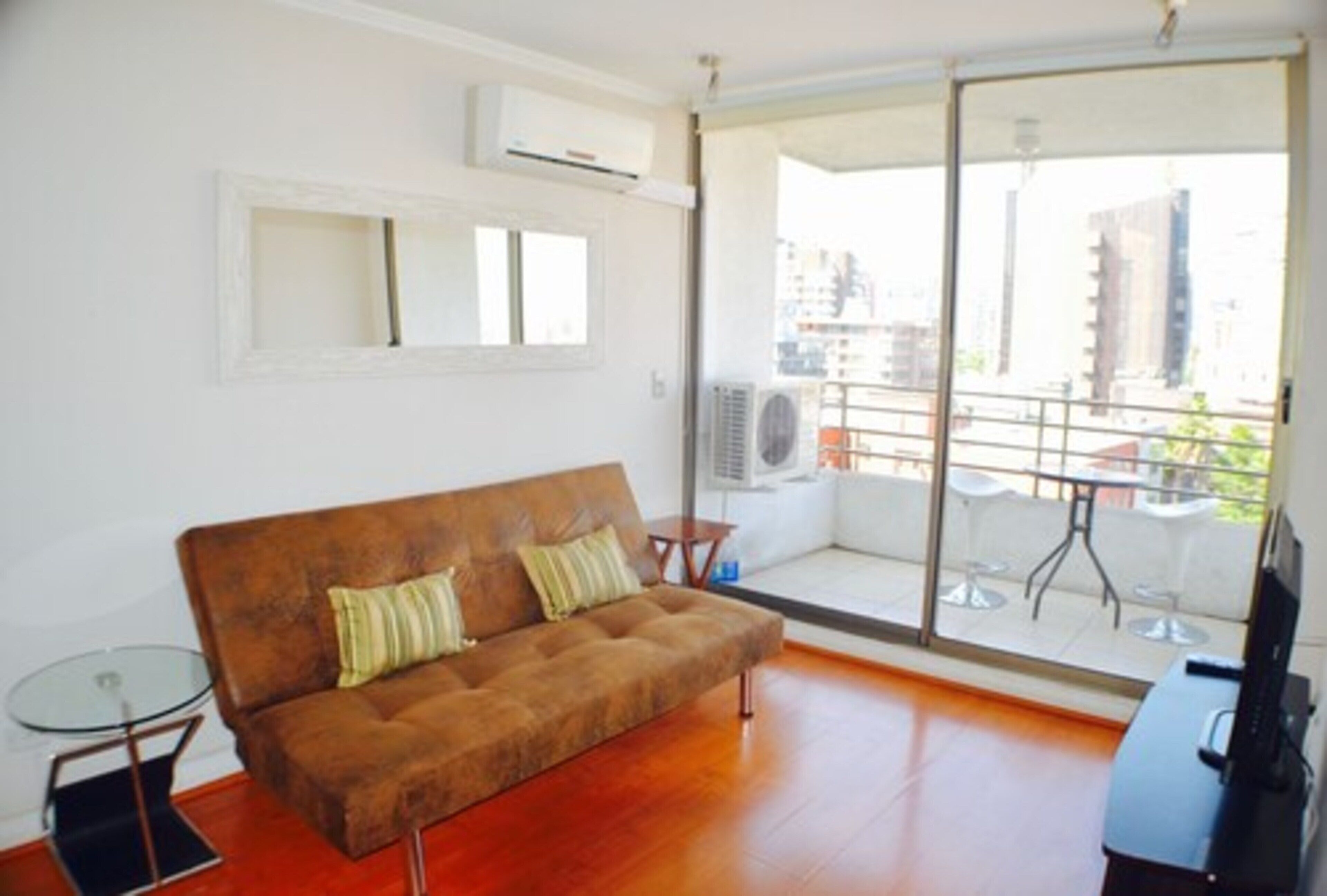 Apartamento superior, 2 quartos, sacada | Sala de estar | TV de tela plana 32 polegadas com canais a cabo, TV