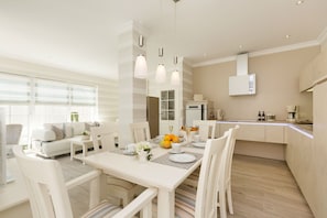 Exclusive House, 3 Bedrooms, Fireplace, Beachfront | In-room dining