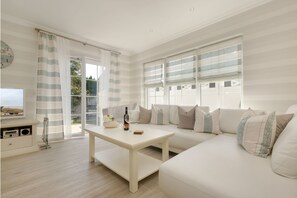 Exclusive House, 3 Bedrooms, Fireplace, Beachfront | Living area | Flat-screen TV, fireplace - Ferienhaus Ostseebrise (Zingst)