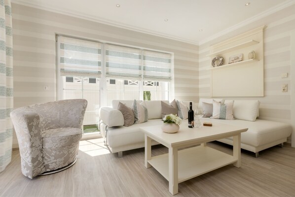 Exclusive House, 3 Bedrooms, Fireplace, Beachfront | Living area