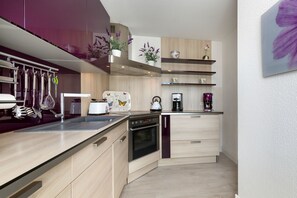 Exclusive House, 3 Bedrooms, Hot Tub | Private kitchen | Fridge, microwave, oven, stovetop - Ferienhaus Ostseeperle (Zingst)