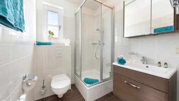 Exclusive House, 3 Bedrooms, Hot Tub | Bathroom amenities | Free toiletries, hair dryer