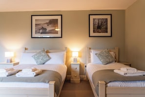 Quarto quádruplo | Wi-Fi de cortesia, roupa de cama