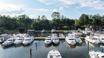 Een jachthaven met verschillende boten afgemeerd aan de steiger.