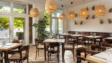 3 restaurantes, se sirven desayunos, comidas y cocina internacional
