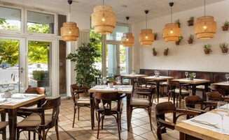 3 restaurantes; se sirven desayunos, almuerzos y cocina internacional 