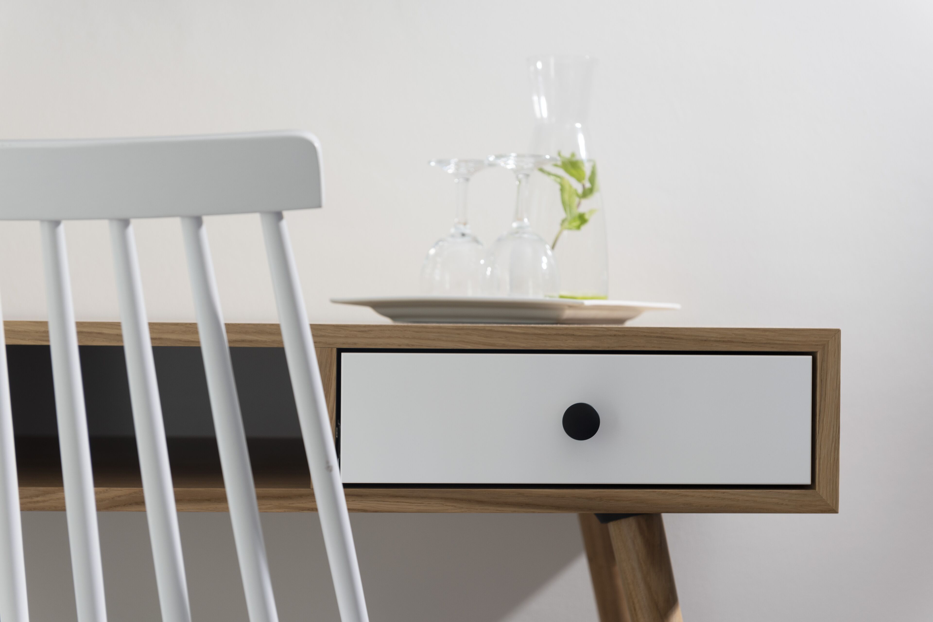 superior double room | living area | flat-screen tv, books