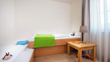 Apartment, 2 Bedrooms | Hypo-allergenic bedding, blackout drapes, free WiFi, bed sheets