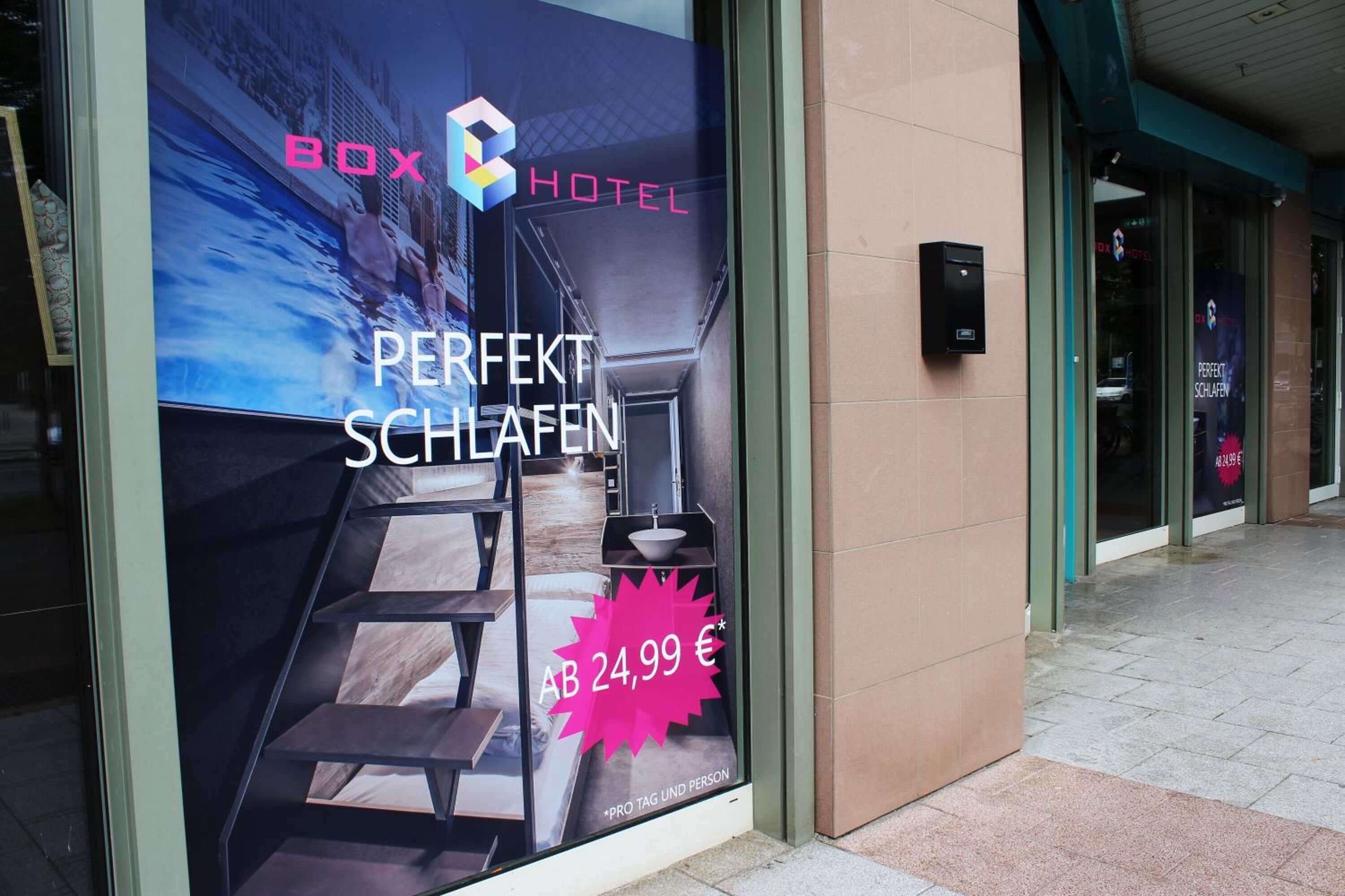 Vitrina de hotel publicitando una habitación con vistas a la ciudad y un precio de AB 24,99 €.