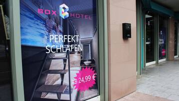 Vitrina de hotel publicitando una habitación con vistas a la ciudad y un precio de AB 24,99 €.