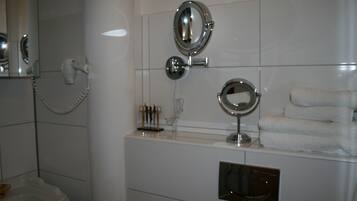 Deluxe Studio, Non Smoking, Kitchenette | Bathroom amenities | Shower, hair dryer, towels