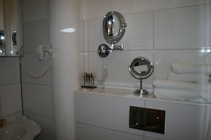 Deluxe Studio, Non Smoking, Kitchenette | Bathroom amenities | Shower, hair dryer, towels - Das Hanse Quartier (Hamburg)