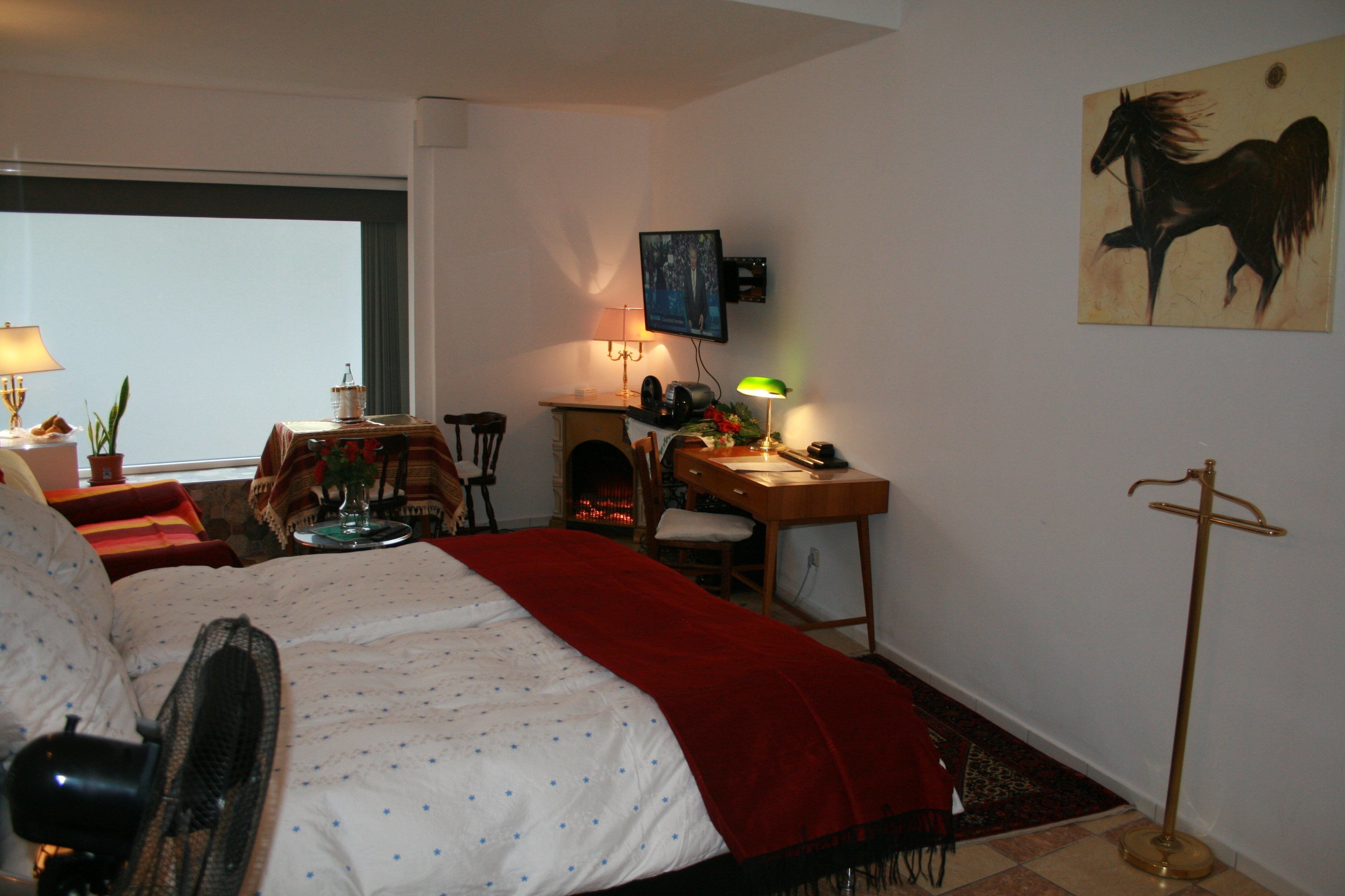 Comfort Studio, 1 King Bed with Sofa bed, Non Smoking, Kitchenette | Living room | Flat-screen TV, DVD player