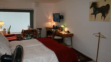 Comfort Studio, 1 King Bed with Sofa bed, Non Smoking, Kitchenette | Living room | Flat-screen TV, DVD player