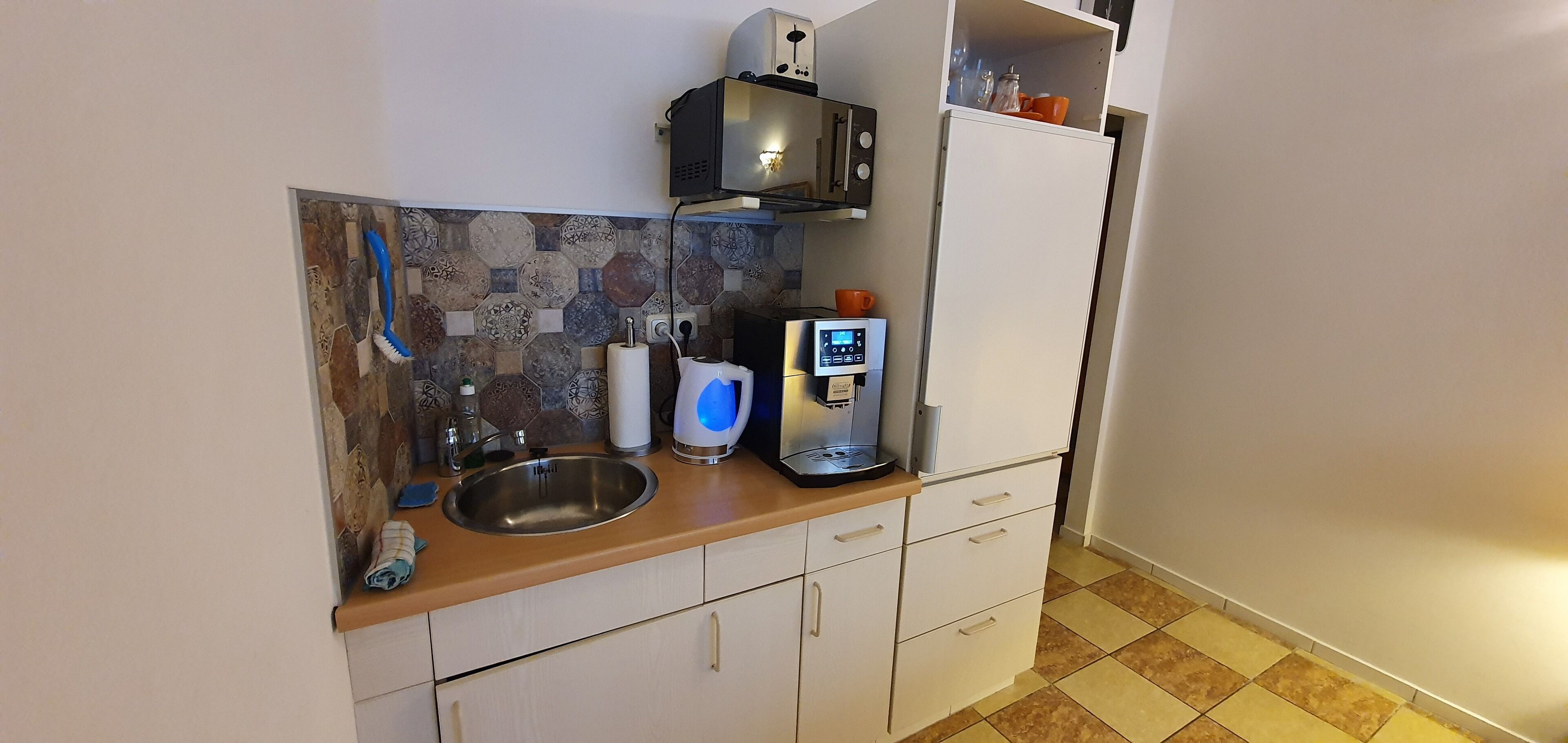 Comfort Studio, 1 King Bed with Sofa bed, Non Smoking, Kitchenette | Private kitchenette | Fridge, microwave, stovetop, coffee/tea maker