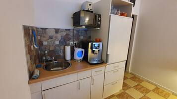 Comfort Studio, 1 King Bed with Sofa bed, Non Smoking, Kitchenette | Private kitchenette | Fridge, microwave, stovetop, coffee/tea maker