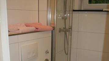 Studio Standar, Bebas Asap Rokok, dapur kecil (Ground Floor) | Kamar mandi | Shower, pengering rambut, dan handuk
