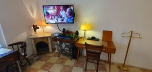 Comfort Studio, 1 King Bed with Sofa bed, Non Smoking, Kitchenette | Living area