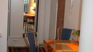 Deluxe Studio, Non Smoking, Kitchenette | In-room dining