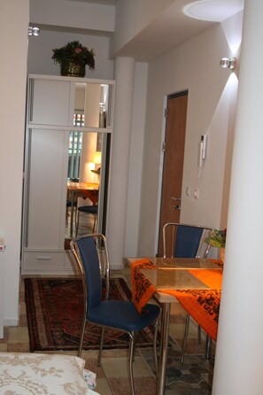 Deluxe-Studio, Nichtraucher, Kochnische | Essbereich im Zimmer