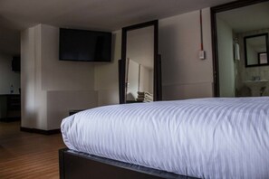 Suite | In-room safe, free cribs/infant beds, free WiFi