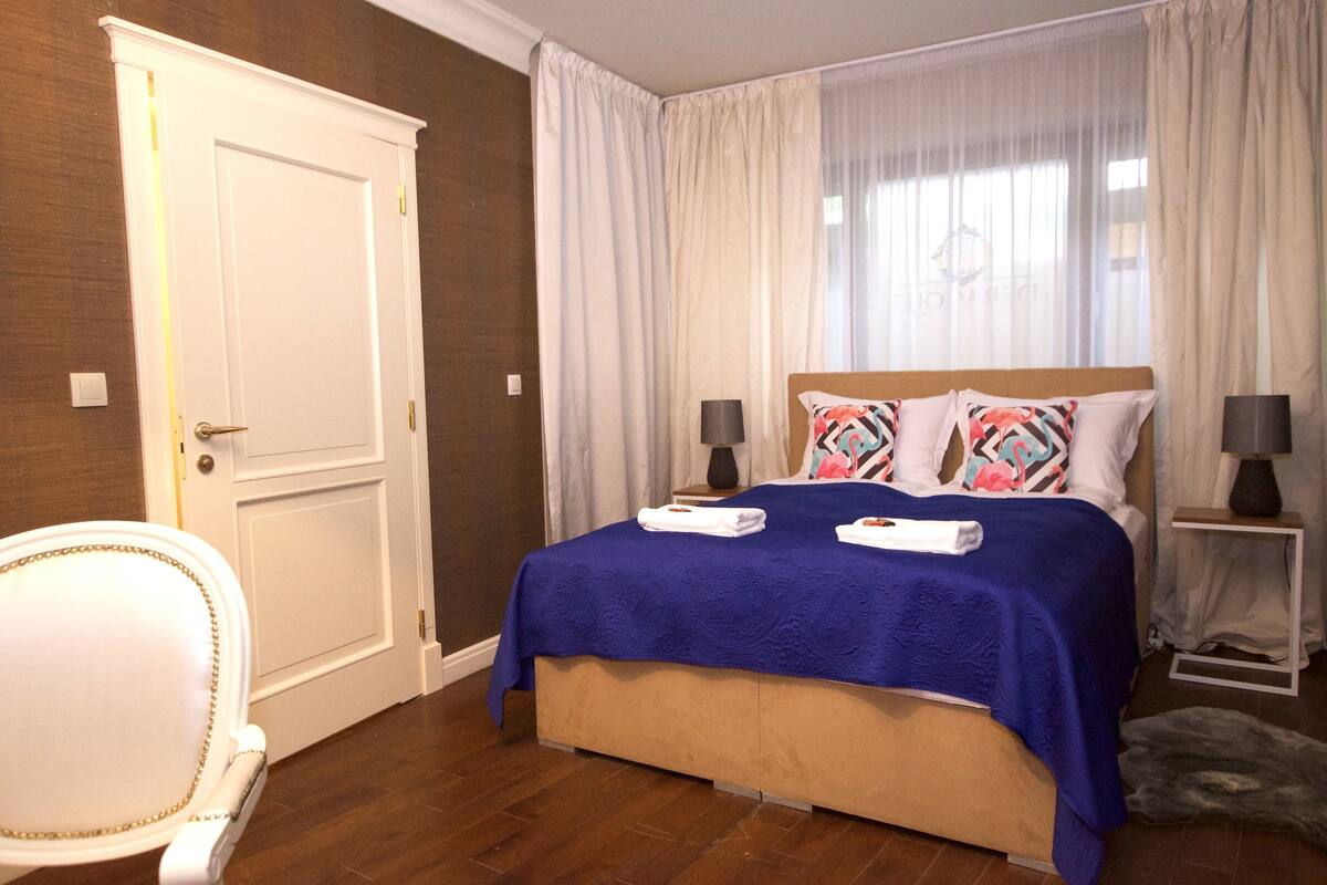Premium bedding, soundproofing, iron/ironing board, free WiFi